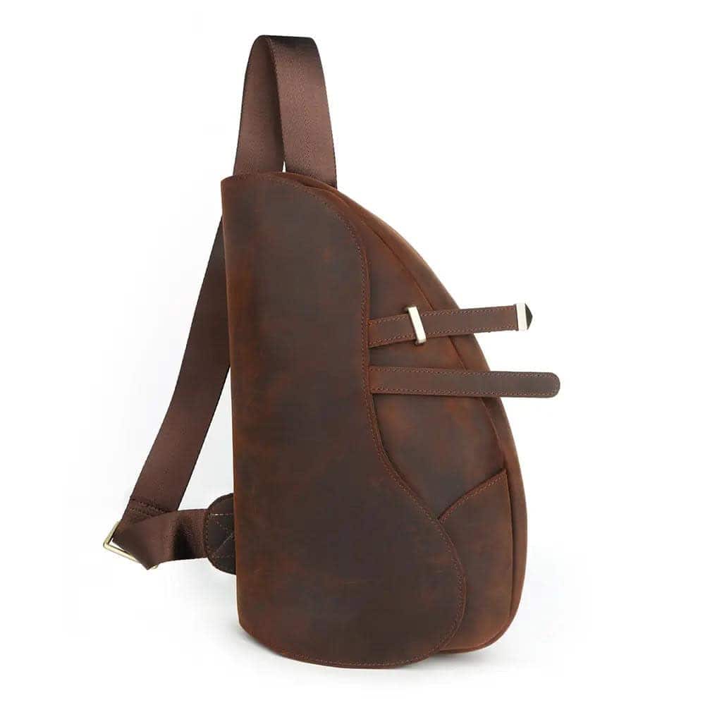 sac bandoulière pour homme en cuir véritable Brun style vintage sur fond Vit