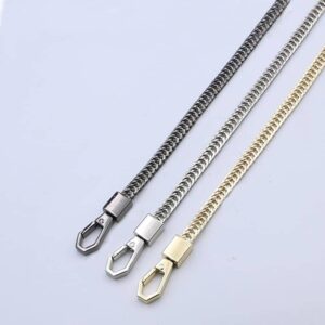 3 chaines de sacs en métal argent, Stål et doré avec mousquetons sur fond gris