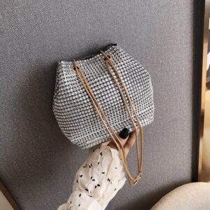 Axelremsväska i silverfärg med strass