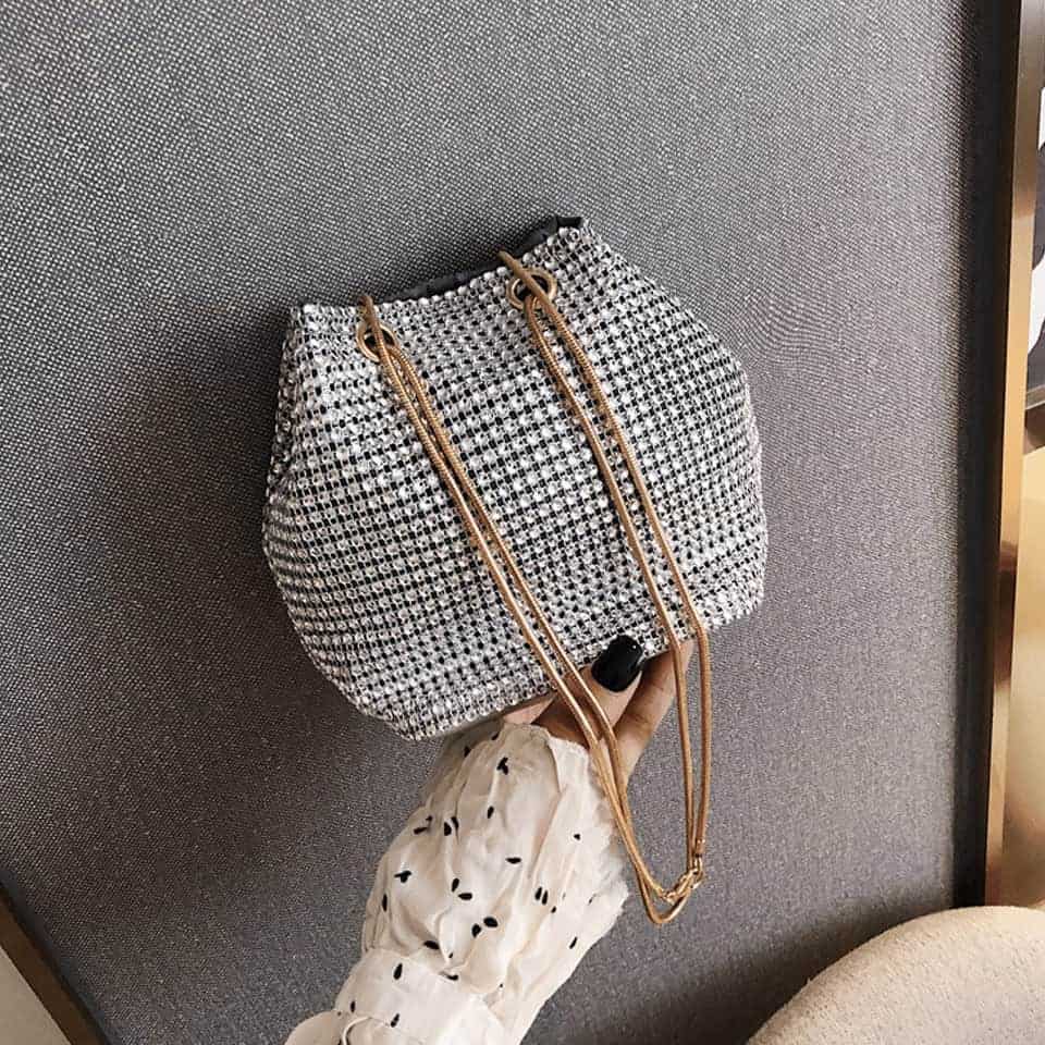 Axelremsväska i silverfärg med strass
