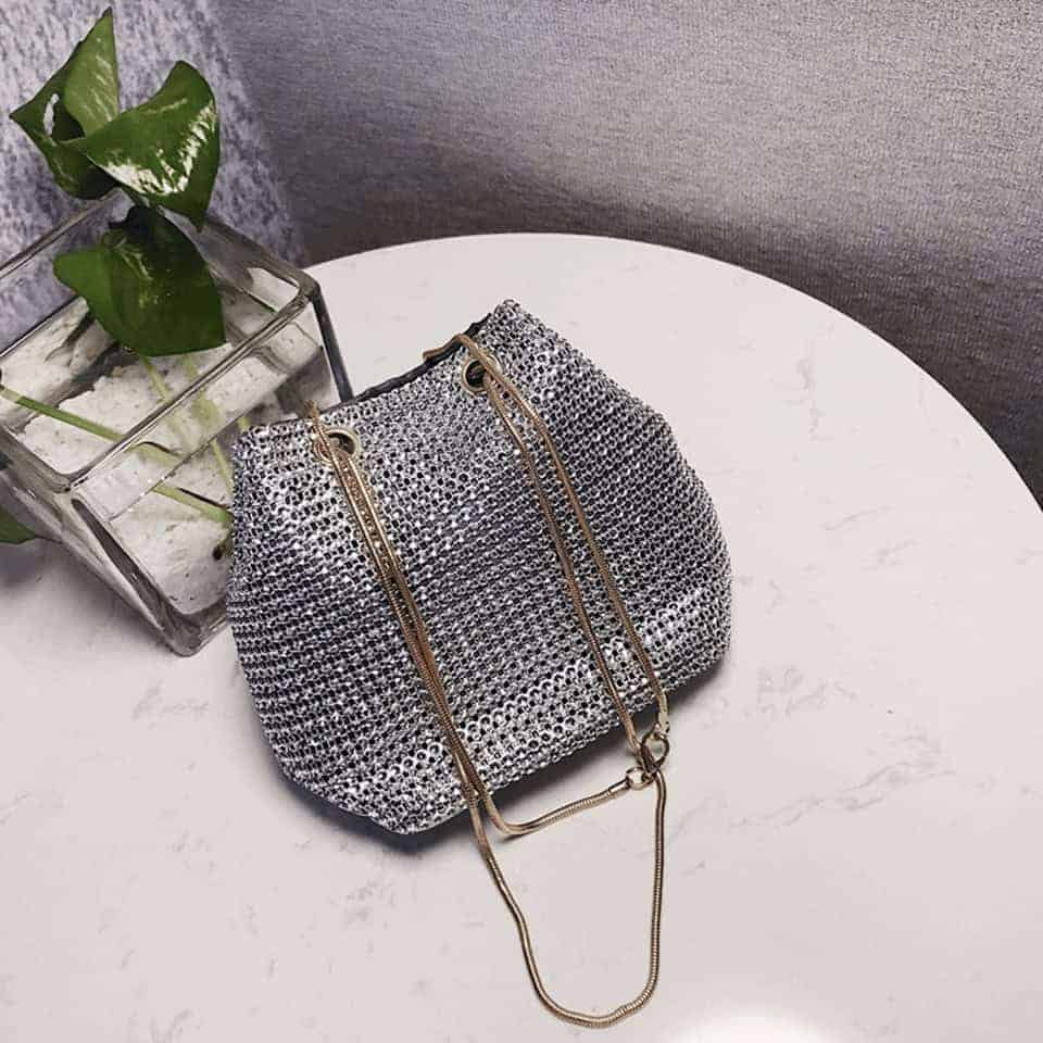 Axelremsväska i silverfärg med strass