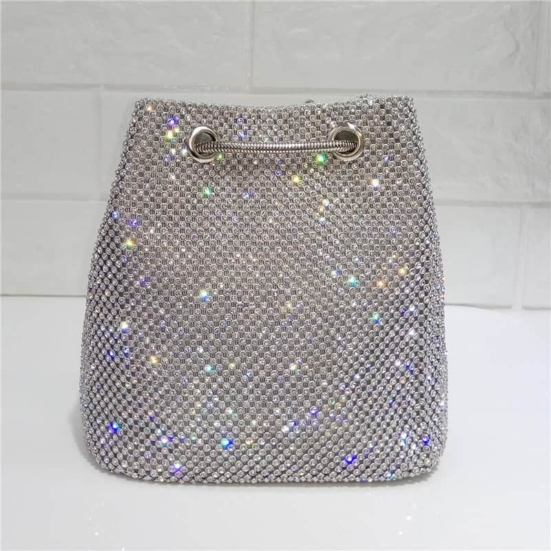 Photo d'un sac seau en strass argent avec une bandoulière