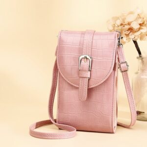 pochette bandoulière fourre tout rose avec rabas boucle effet cuir lézard avec vase et fleur en arrière plan
