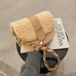 Axelväska i plyschpäls
