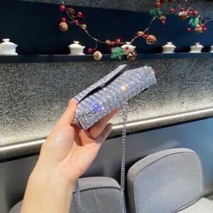 Axelväska i silverstrass