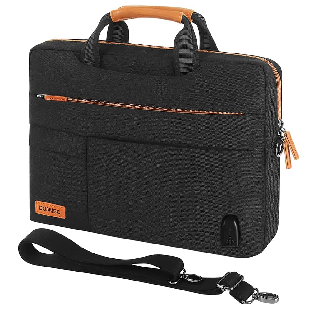 Sac de transport Svart pour ordinateur portable sur fond Vit avec poignées et liserés Bruns avec bandoulière Svarte posée devant