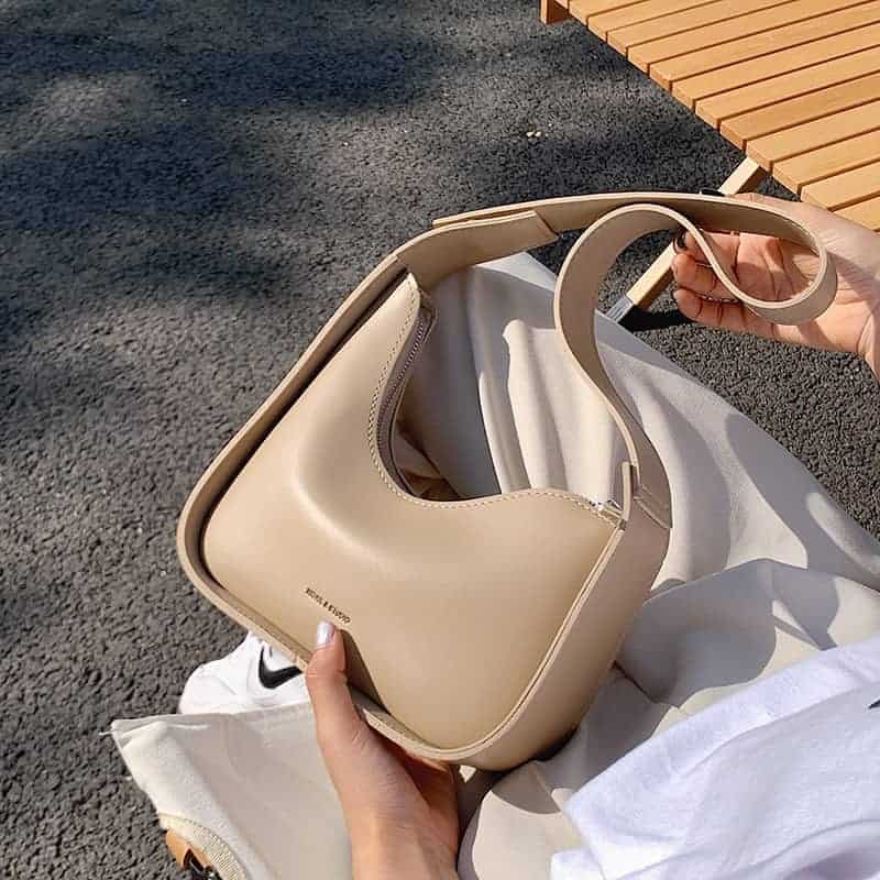 Beige asymmetrisk axelväska