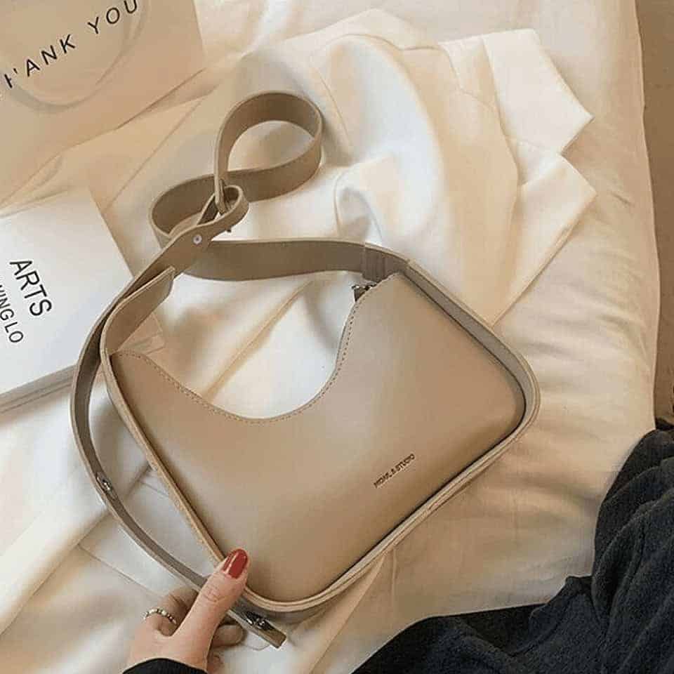 Beige asymmetrisk axelväska