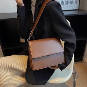 Photo d'une personne en manteau Svart portant un sac bandoulière à soufflet Brun de style vintage.