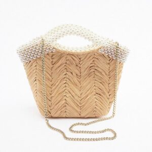 Sac en paille avec des perles et une bandoulière chaine. fond Vit.