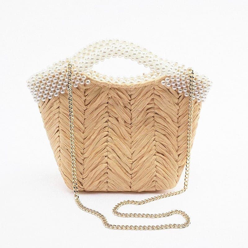 Sac en paille avec des perles et une bandoulière chaine. fond Vit.