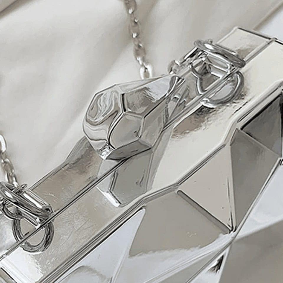 Geometrisk silver axelremsväska