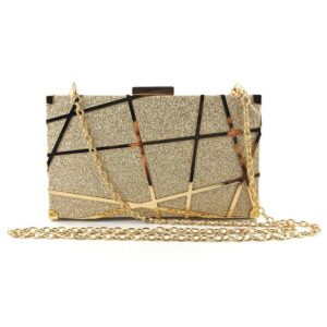 Photo d'un sac pochette rigide en paillette doré avec des lignes graphiques, la pochette a une bandoulière en chaine