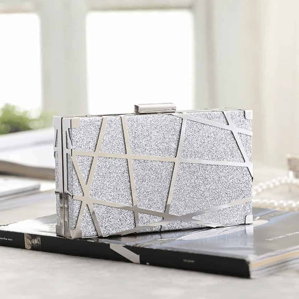 Grafisk silverglittrande axelväska