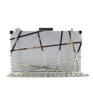 Photo d'un sac pochette rigide en paillette Silverfärgad avec des lignes graphiques, la pochette a une bandoulière en chaine