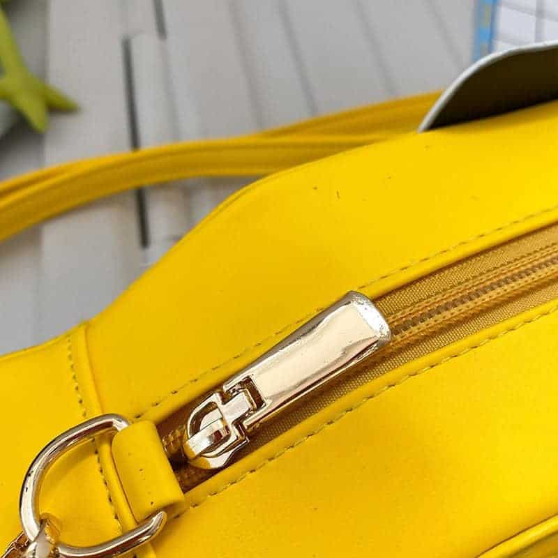 Gul axelremsväska i form av en taxi
