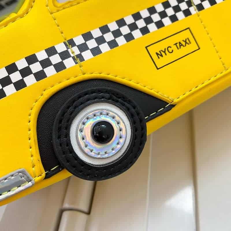 Gul axelremsväska i form av en taxi