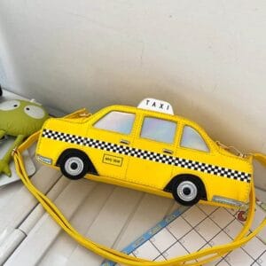 Gul axelremsväska i form av en taxi