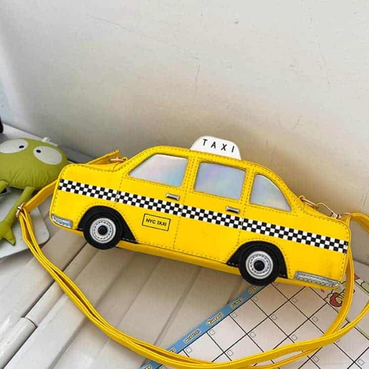 Gul axelremsväska i form av en taxi