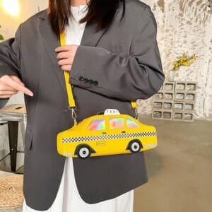 Gul axelremsväska i form av en taxi