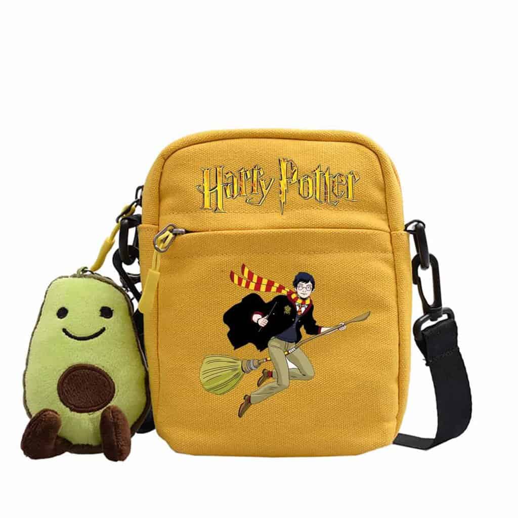 petit sac bandoulière Gul en toile harry potter sur son balai et petite peluche avocat en porte clefs sur fond Vit