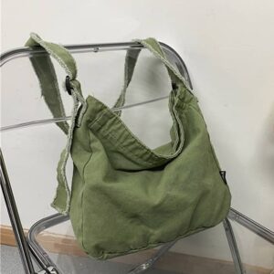Sac à bandoulière large kaki sur une chaise transparente