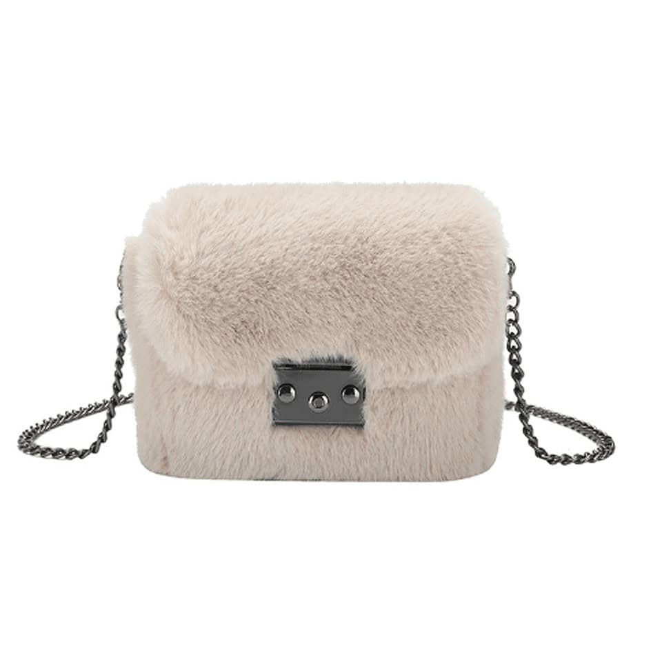 Photo d'un petit sac pochette en fausse fourrure beige à bandoulière en chaine.