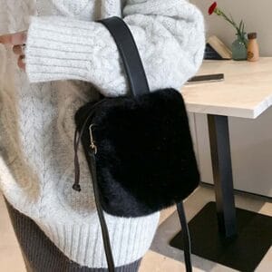 Liten fluffig bucketväska för kvinnor