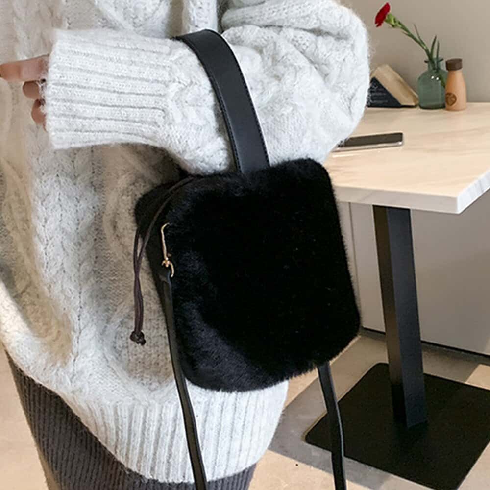 Liten fluffig bucketväska för kvinnor