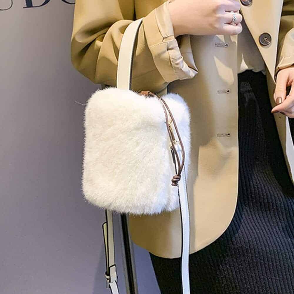 Liten fluffig bucketväska för kvinnor