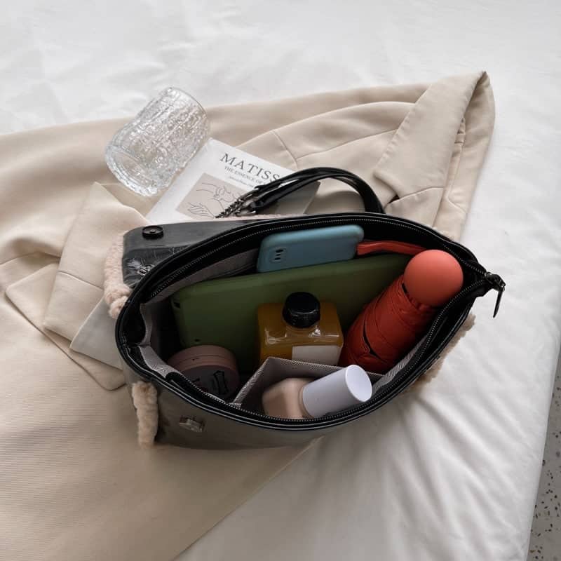 Liten handväska i syntetläder med kedja och päls