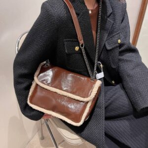 Liten handväska i syntetläder med kedja och päls