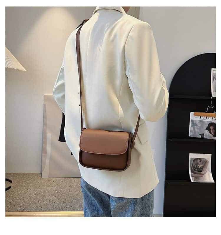 Liten minimalistisk brun axelväska