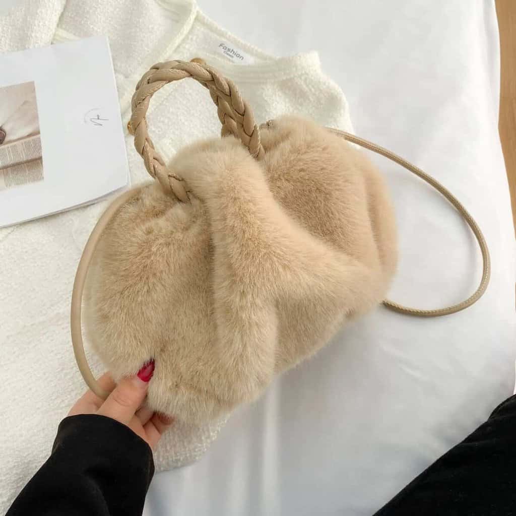 Liten plysch axelväska med tvinnade handtag