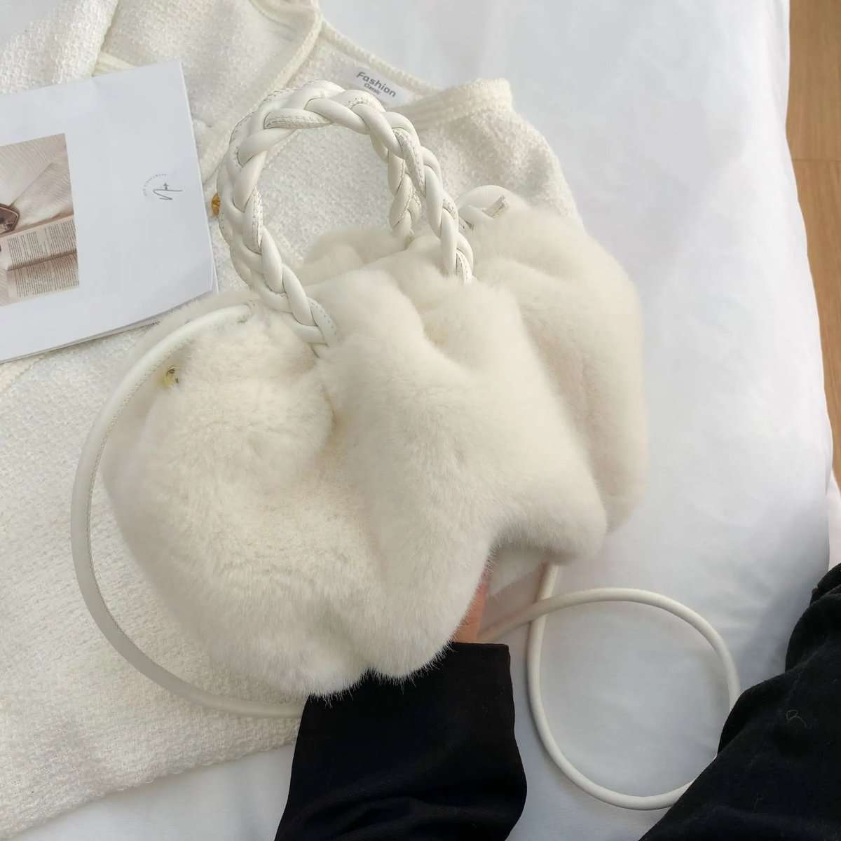 Liten plysch axelväska med tvinnade handtag