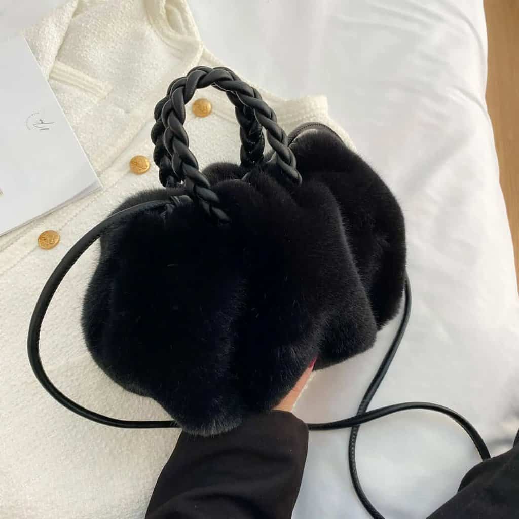 Liten plysch axelväska med tvinnade handtag
