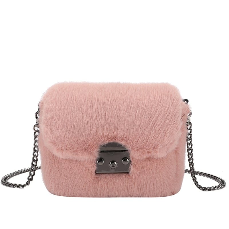 Photo d'un petit sac pochette en fausse fourrure rose à bandoulière en chaine.