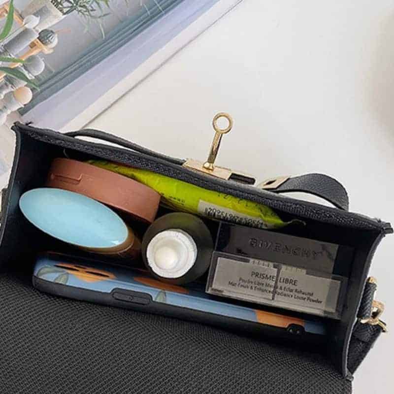 Liten svart designaxelväska