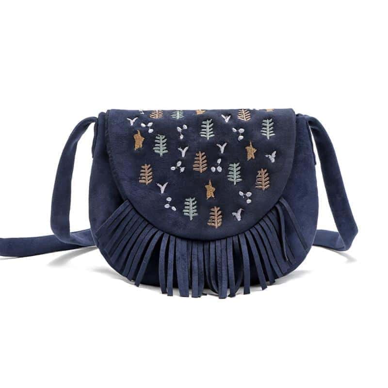 Très joli sac àbandoulière pour petite fille. Forme besace avec des franges et des broderies. Le sac est Marinblå