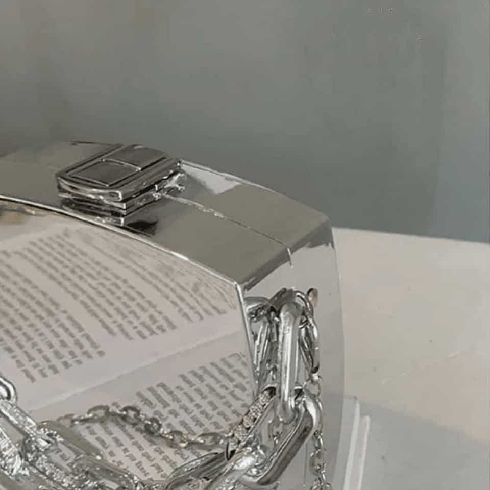 Mini spegelväska med axelrem i silverfinish