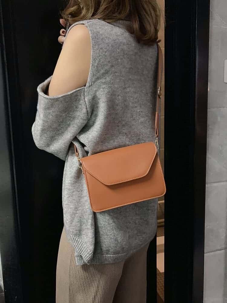 Minimalistisk axelremsväska kamel