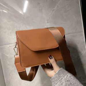 Minimalistisk axelremsväska kamel