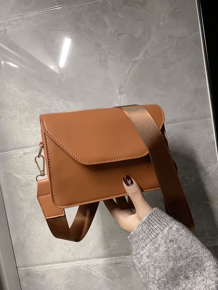 Minimalistisk axelremsväska kamel