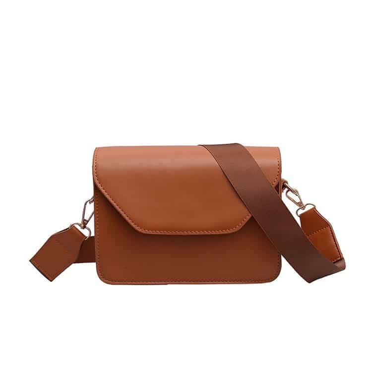 Photo d'un petit sac pochette messager à bandoulière en cuir synthétique camel au design minimaliste