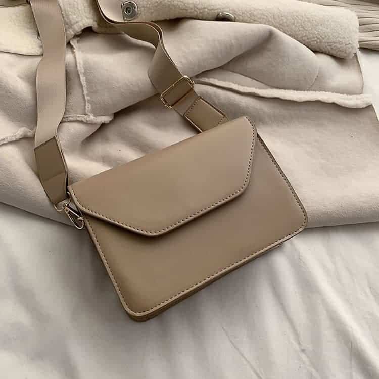Minimalistisk beige axelremsväska