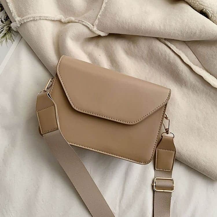 Minimalistisk beige axelremsväska