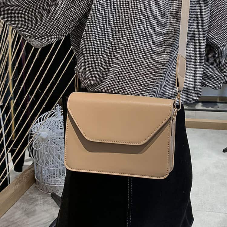 Minimalistisk beige axelremsväska