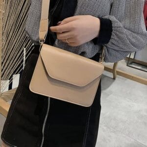 Minimalistisk beige axelremsväska