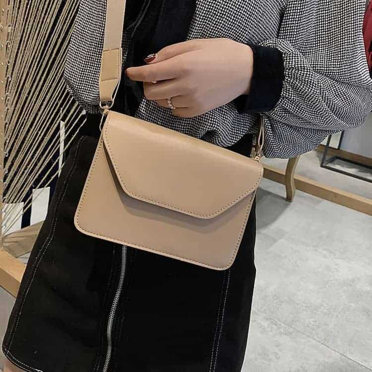 Minimalistisk beige axelremsväska