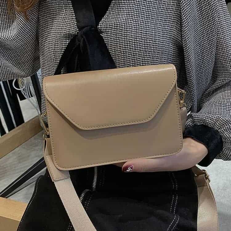 Minimalistisk beige axelremsväska
